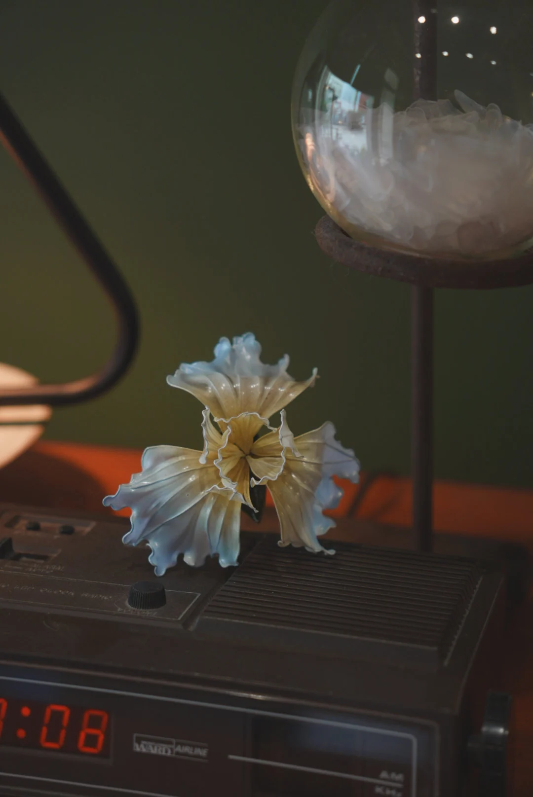 桌上的水晶花與器物