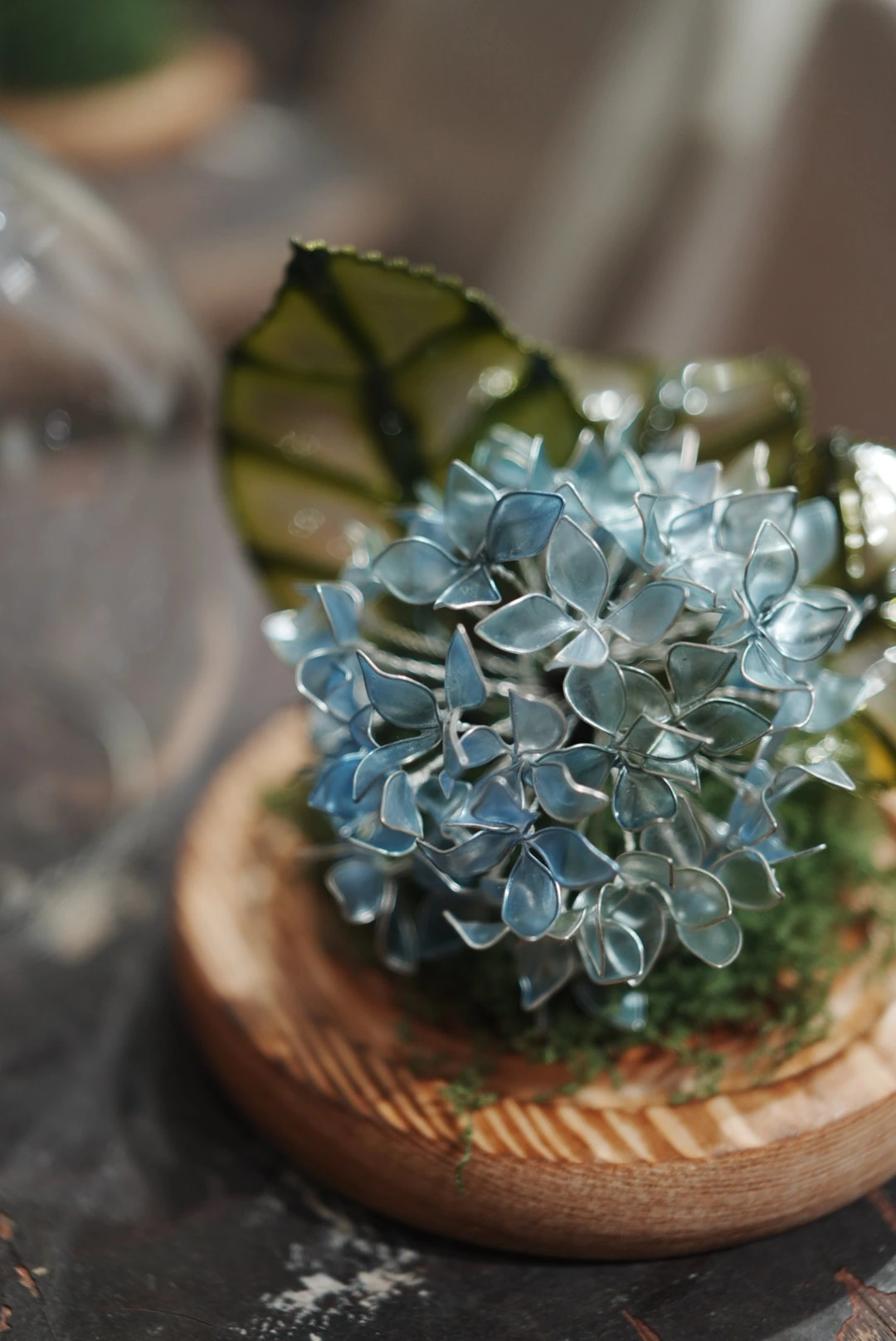 淡藍小花與透明綠葉組成的圓簇花景